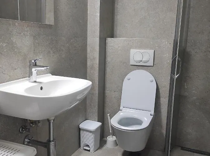 Cozy K With Kitchen & Wifi In Heart Of *