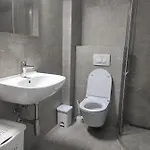 Cozy K With Kitchen & Wifi In Heart Of *