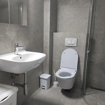 Cozy K With Kitchen & Wifi In Heart Of *